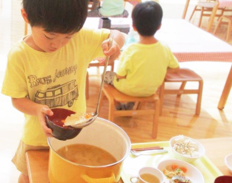 ビュッフェ形式の茶々のランチの様子。手作りの温かい料理を、思い思いに楽しむ子どもたち
