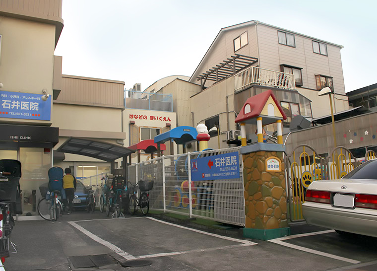 2001(平成13)年に完成した新園舎。隣には現園長の誘いで小児科医院が開業している