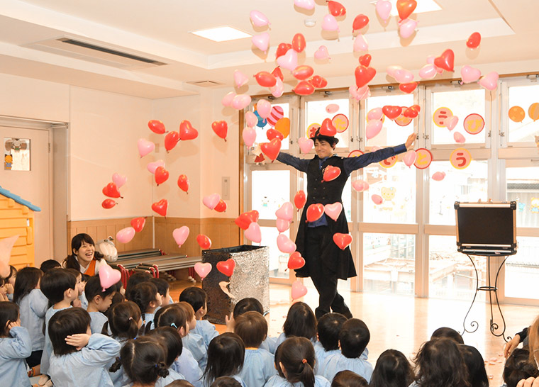 誕生日会で披露されたバルーンアートショー。企画から運営まで保育士たちの手作りで毎月開催されている