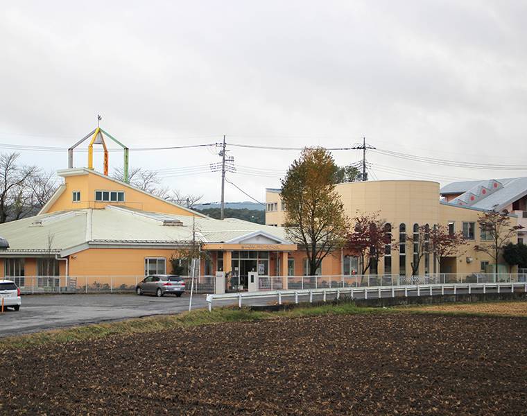 西に永野川、東に錦着山公園があり、自然豊かな土地に立つこども園さくら。2016年に開園39周年をむかえる。