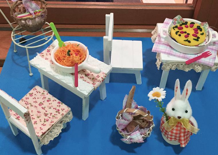 イタリア料理のプロジェクトが進行中の時期、保育士たちはそれとなくプロジェクトのゴールをイメージするオブジェを制作して園内に飾っていた