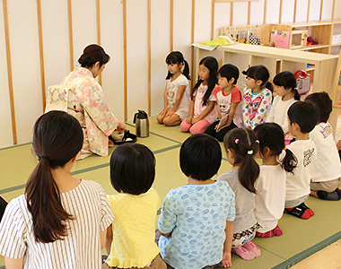 レイモンド庄中保育園で行われた茶道教室の様子。日本の伝統文化を学ぶことで、グローバル化した社会に生き抜く力を得てほしいとの願いからはじめられた。
